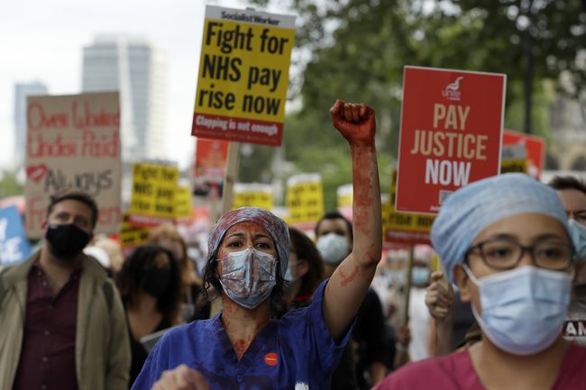 Krisis Pelayanan Kesehatan Inggris: Lebih dari 40.000 Perawat Lakukan Pemogokan Massal