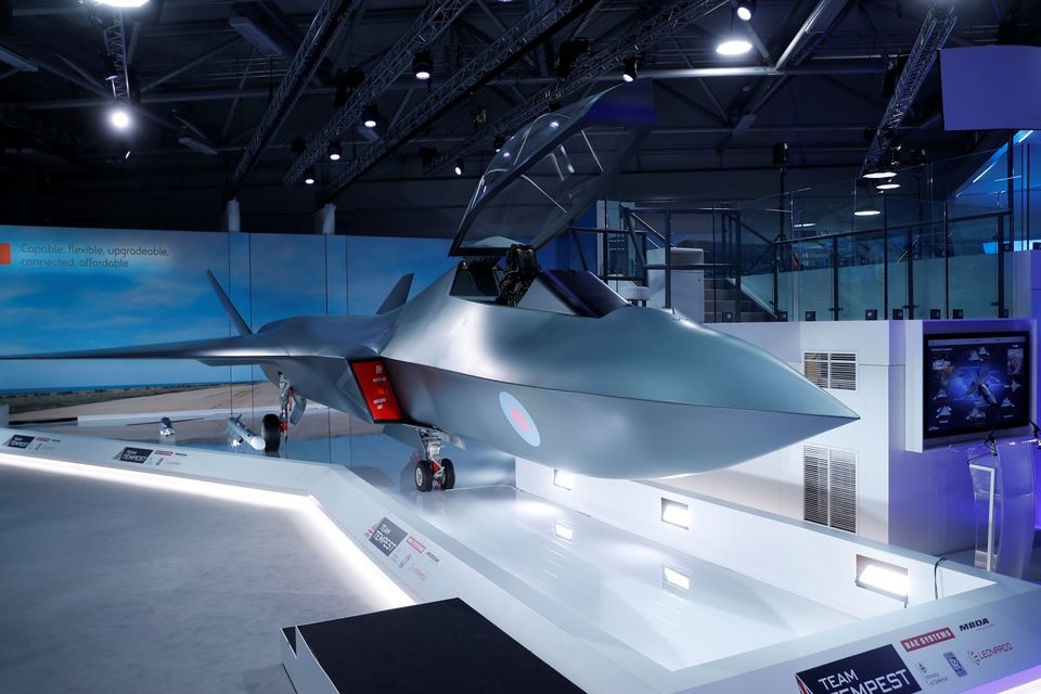 Menteri Pertahanan Inggris, Gavin Wiliamson (UNSEEN), meluncurkan model jet tempur baru, yang disebut 'Tempest' di Farnborough Airshow, di Farnborough, Inggris 16 Juli 2018. Foto: Reuters/Peter Nicholls.