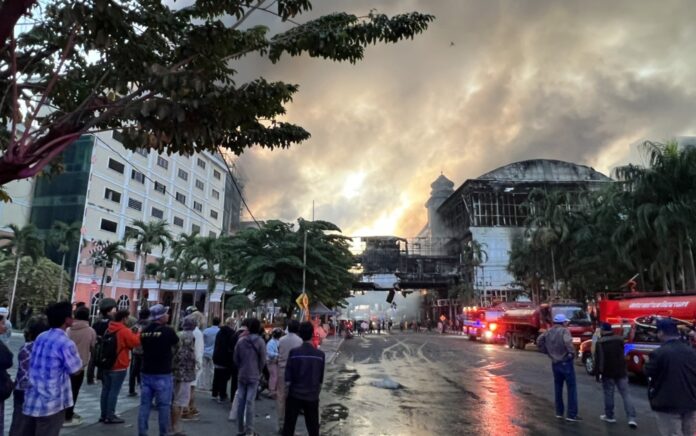 Warga melihat kobaran api kebakaran dari jauh. Foto: Thai PBS News.