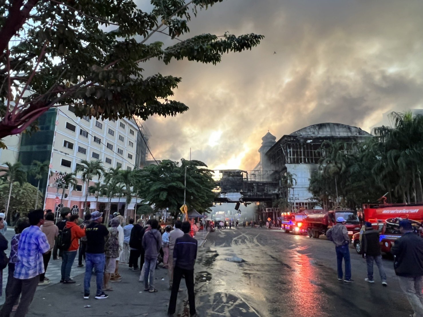 Warga melihat kobaran api kebakaran dari jauh. Foto: Thai PBS News.