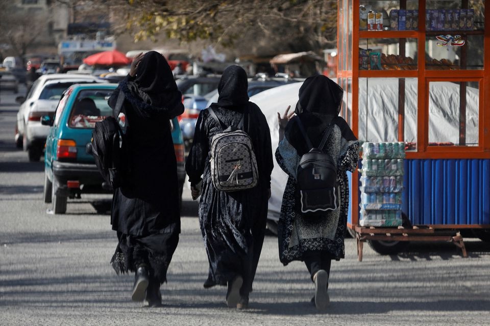 Mahasiswi Afghanistan berjalan di dekat Universitas Kabul di Kabul, Afghanistan, 21 Desember 2022. Foto: Reuters/Ali Khara.