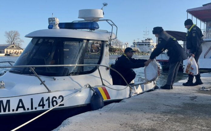 Perahu Hadiah Natal Sambangi Desa-desa Terpencil di Delta Danube Rumania