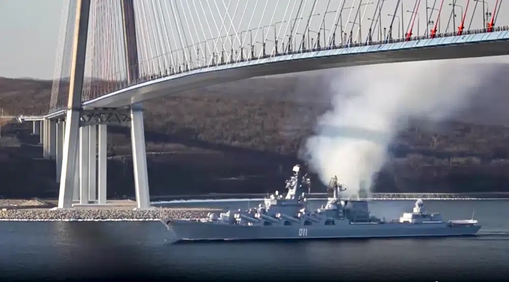 Kapal penjelajah rudal Varyag dari Armada Pasifik Rusia berlayar untuk latihan angkatan laut bersama yang direncanakan oleh Rusia dan China. Foto: Layanan Pers Kementerian Pertahanan Rusia via AP.