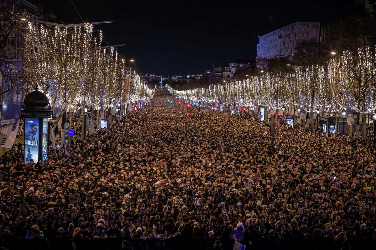 Di Luar Dugaan, Lebih dari 1 Juta Orang Merayakan Malam Tahun Baru di Paris