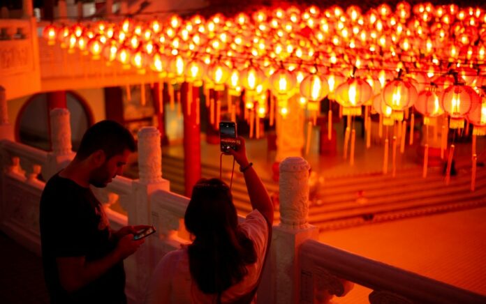 Sambut Tahun Baru Imlek, Ribuan Lampion Terangi Kuil Thean Hou Malaysia