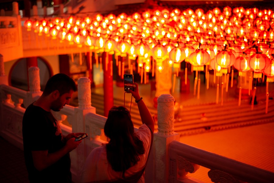 Sambut Tahun Baru Imlek, Ribuan Lampion Terangi Kuil Thean Hou Malaysia