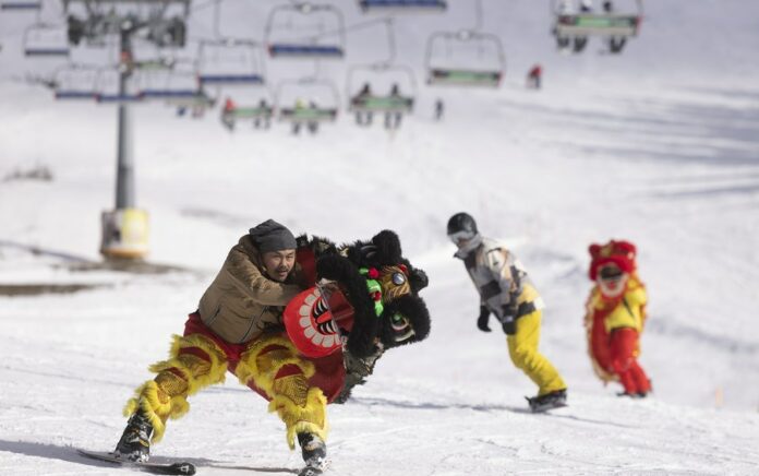 Pertunjukan Ski Barongsai di Pegunungan Alpen Slovenia Sambut Tahun Baru Imlek