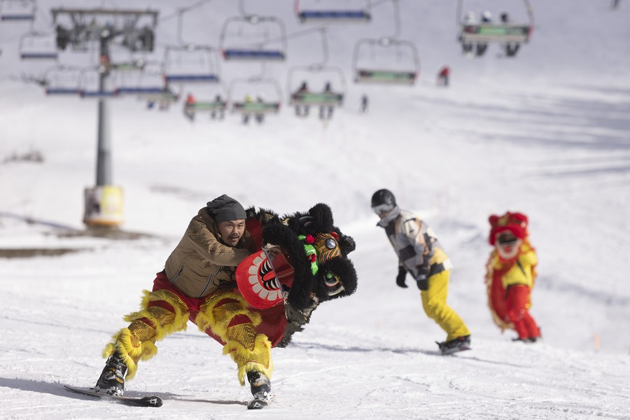 Pertunjukan Ski Barongsai di Pegunungan Alpen Slovenia Sambut Tahun Baru Imlek
