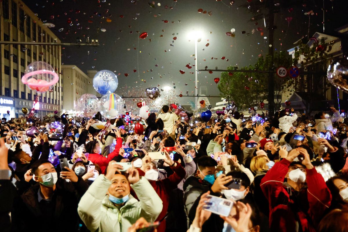 Ribuan Orang Rayakan Tahun Baru di Wuhan di Tengah Gelombang COVID China