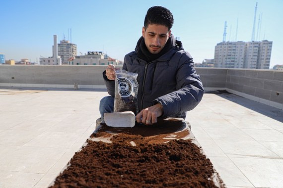 Keren, Pemuda Gaza Daur Ulang Limbah Kopi Jadi Pupuk Ramah Lingkungan