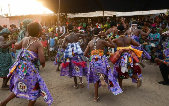 Tarian dan Ritual Voodoo di Festival Benin Pukau Para Turis