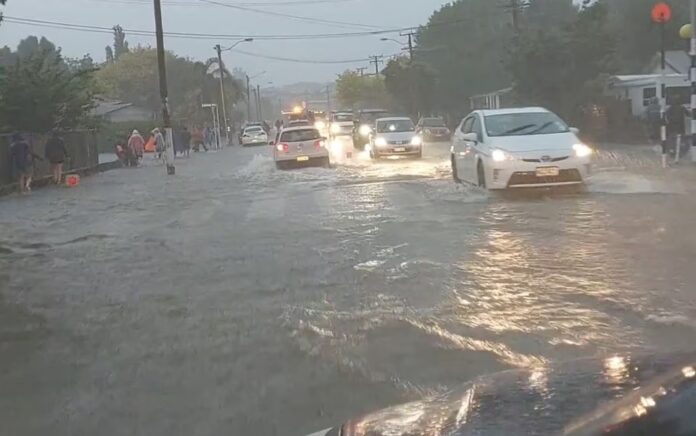 Pemandangan jalanan yang terendam banjir setelah konser Elton John dibatalkan karena cuaca buruk, di Auckland, Selandia Baru, 27 Januari 2023 dalam tangkapan layar ini diperoleh dari video media sosial. Duane Moyle melalui Reuters.