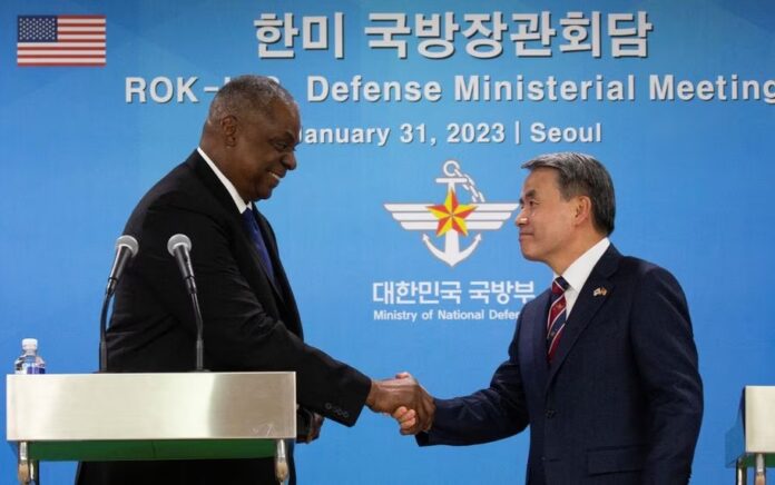 Menteri Pertahanan A.S. Lloyd Austin berjabat tangan dengan Menteri Pertahanan Korea Selatan Lee Jong-sup setelah konferensi pers bersama di Kementerian Pertahanan di Seoul, Korea Selatan 31 Januari 2023. Foto: Jeon Heon-Kyun/Pool via Reuters.