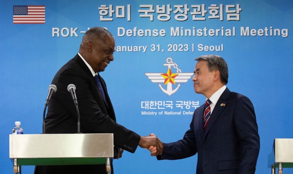Menteri Pertahanan A.S. Lloyd Austin berjabat tangan dengan Menteri Pertahanan Korea Selatan Lee Jong-sup setelah konferensi pers bersama di Kementerian Pertahanan di Seoul, Korea Selatan 31 Januari 2023. Foto: Jeon Heon-Kyun/Pool via Reuters.