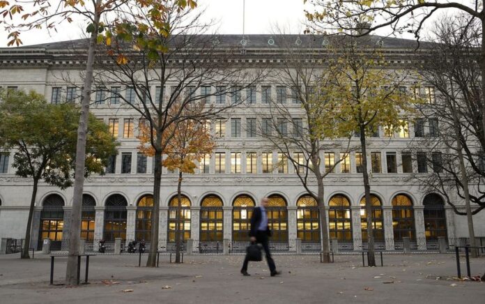 Seorang pria berjalan melewati gedung Swiss National Bank (SNB) di Zurich, 31 Oktober 2013. Foto: Reuters/Arnd Wiegmann.