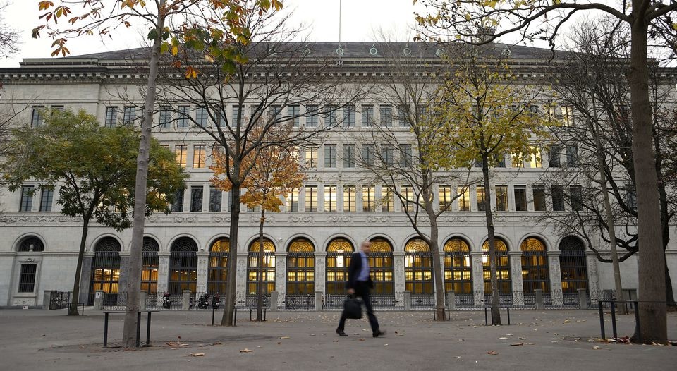 Seorang pria berjalan melewati gedung Swiss National Bank (SNB) di Zurich, 31 Oktober 2013. Foto: Reuters/Arnd Wiegmann.