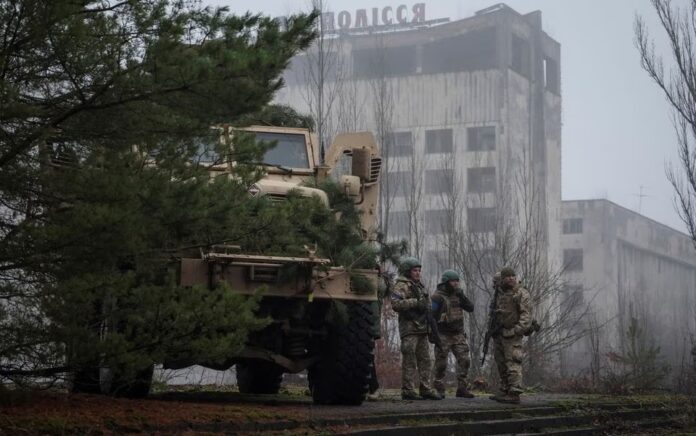 Prajurit Ukraina menghadiri latihan bersama angkatan bersenjata, penjaga nasional, penjaga perbatasan dan Dinas Keamanan Ukraina (SBU) di perbatasan dengan Belarusia, di tengah serangan Rusia terhadap Ukraina, di dekat Pembangkit Listrik Tenaga Nuklir Chernobyl, di kota Pripyat Ukraina yang ditinggalkan, 20 Januari 2023. Foto: Reuters/Gleb Garanich.