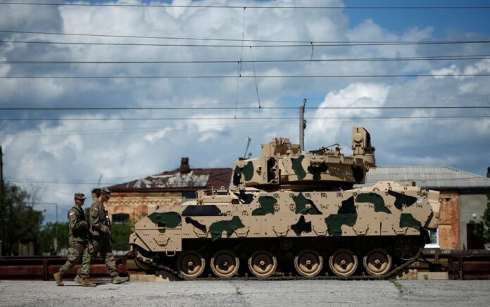 Prajurit AS berjalan melewati kendaraan tempur infanteri Bradley saat mereka tiba untuk latihan bersama AS-Georgia Mitra Mulia 2016 di Vaziani, Georgia, 5 Mei 2016. Foto: Reuters/David Mdzinarishvili.