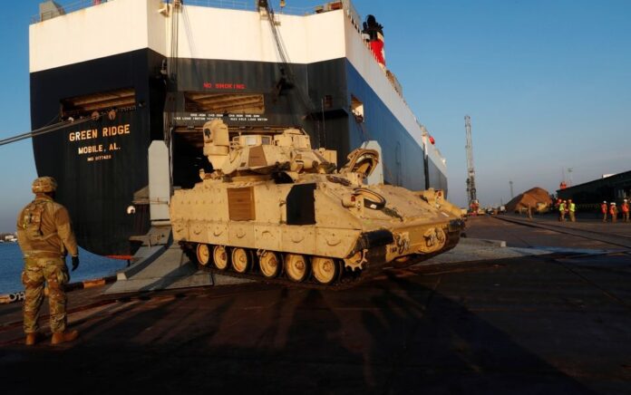 Kendaraan Tempur Kavaleri Bradley Angkatan Darat A.S. meninggalkan kapal selama operasi Rotasi Atlantic Resolve di pelabuhan Riga, Latvia, 16 Oktober 2019. Foto: Reuters/Ints Kalnins.