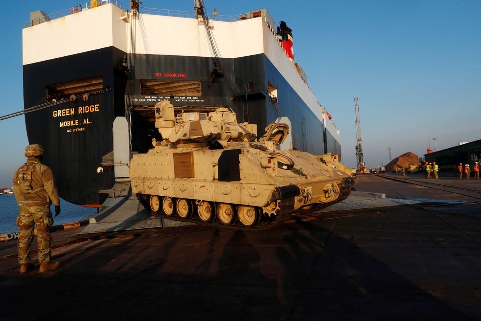 Kendaraan Tempur Kavaleri Bradley Angkatan Darat A.S. meninggalkan kapal selama operasi Rotasi Atlantic Resolve di pelabuhan Riga, Latvia, 16 Oktober 2019. Foto: Reuters/Ints Kalnins.
