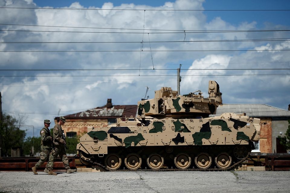 Prajurit AS berjalan melewati kendaraan tempur infanteri Bradley saat mereka tiba untuk latihan bersama AS-Georgia Mitra Mulia 2016 di Vaziani, Georgia, 5 Mei 2016. Foto: Reuters/David Mdzinarishvili.