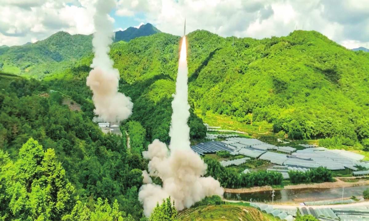 Pasukan Roket Komando Teater Timur PLA meluncurkan serangan tembakan langsung dengan berbagai jenis rudal konvensional di beberapa wilayah laut yang ditentukan di sebelah timur pulau Taiwan pada 4 Agustus 2022. Foto: IC.