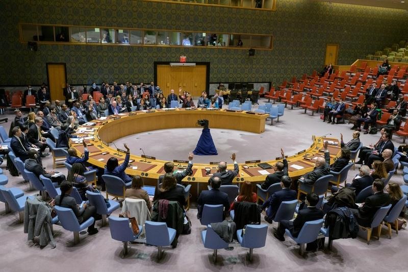 Para perwakilan melakukan pemungutan suara mengenai sebuah draf resolusi dalam pertemuan Dewan Keamanan Perserikatan Bangsa-Bangsa (PBB) di markas besar PBB di New York pada 9 Januari 2023. (Xinhua/UN Photo/Manuel Elias)