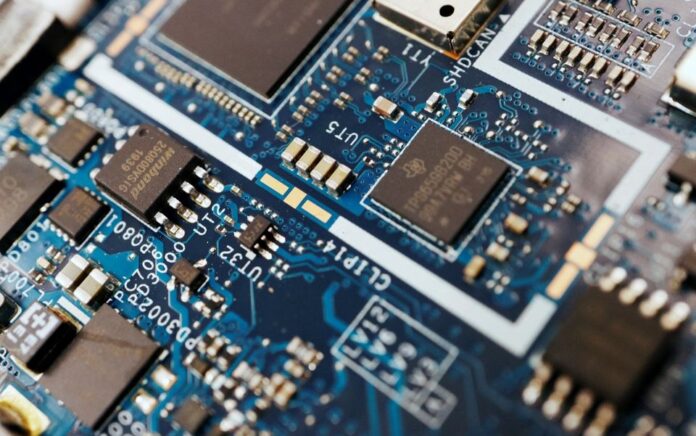 Chip semikonduktor terlihat pada papan sirkuit komputer dalam gambar ilustrasi yang diambil 25 Februari 2022. Foto: Reuters/Florence Lo/Illustration.