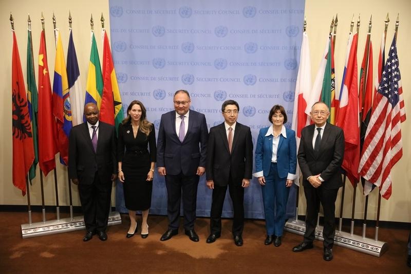 Perwakilan tetap Kazakhstan Akan Rakhmetullin (ketiga dari kiri) dan perwakilan tetap dari lima anggota baru Dewan Keamanan (DK) Perserikatan Bangsa-Bangsa (PBB) menghadiri upacara pemasangan bendera di markas besar PBB di New York pada 3 Januari 2023. (Xinhua/Xie E)