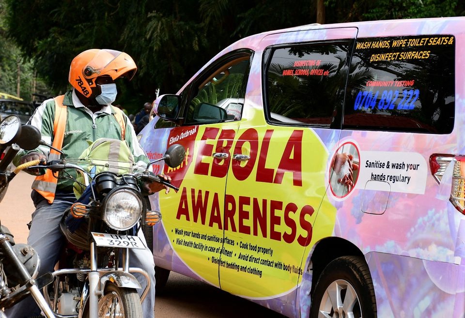Sebuah van advokasi anti-Ebola berkendara di sepanjang jalan Kyadondo di tengah wabah Ebola dan waspada di Kampala, Uganda 27 Oktober 2022. Foto: Reuters/Abubaker Lubowa.