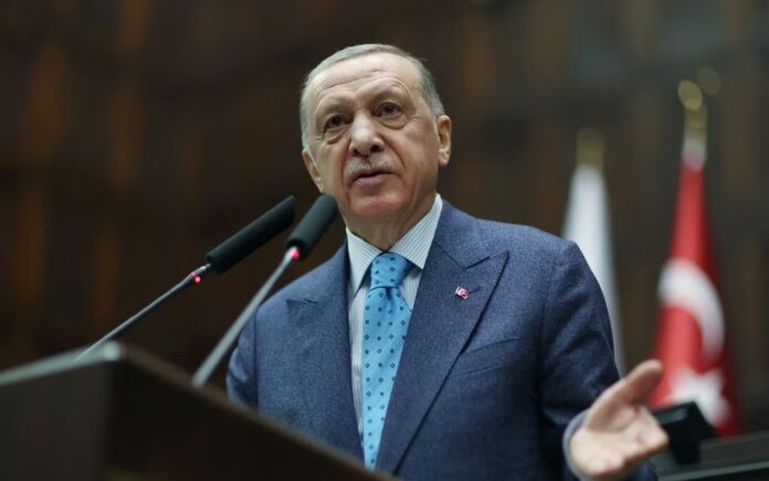 Presiden Turki Tayyip Erdogan berbicara kepada anggota parlemen dari Partai AK-nya selama pertemuan di parlemen di Ankara, Turki, 18 Januari 2023. Foto: Reuters.