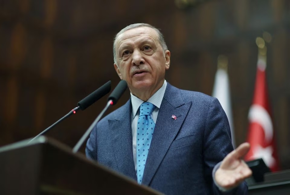 Presiden Turki Tayyip Erdogan berbicara kepada anggota parlemen dari Partai AK-nya selama pertemuan di parlemen di Ankara, Turki, 18 Januari 2023. Foto: Reuters.