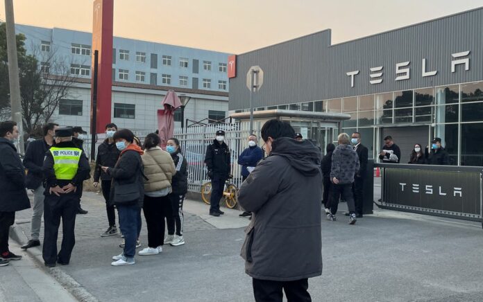 Pemilik Tesla di China Memprotes Pemotongan Harga yang Mengejutkan