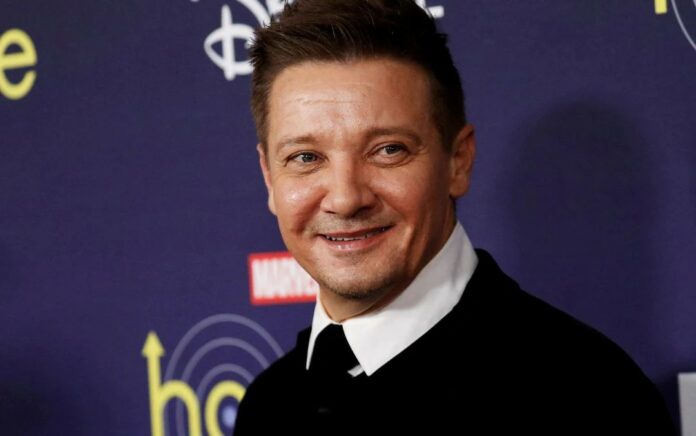 Jeremy Renner Posting Selfie Pertama Setelah Kecelakaan Bajak Salju