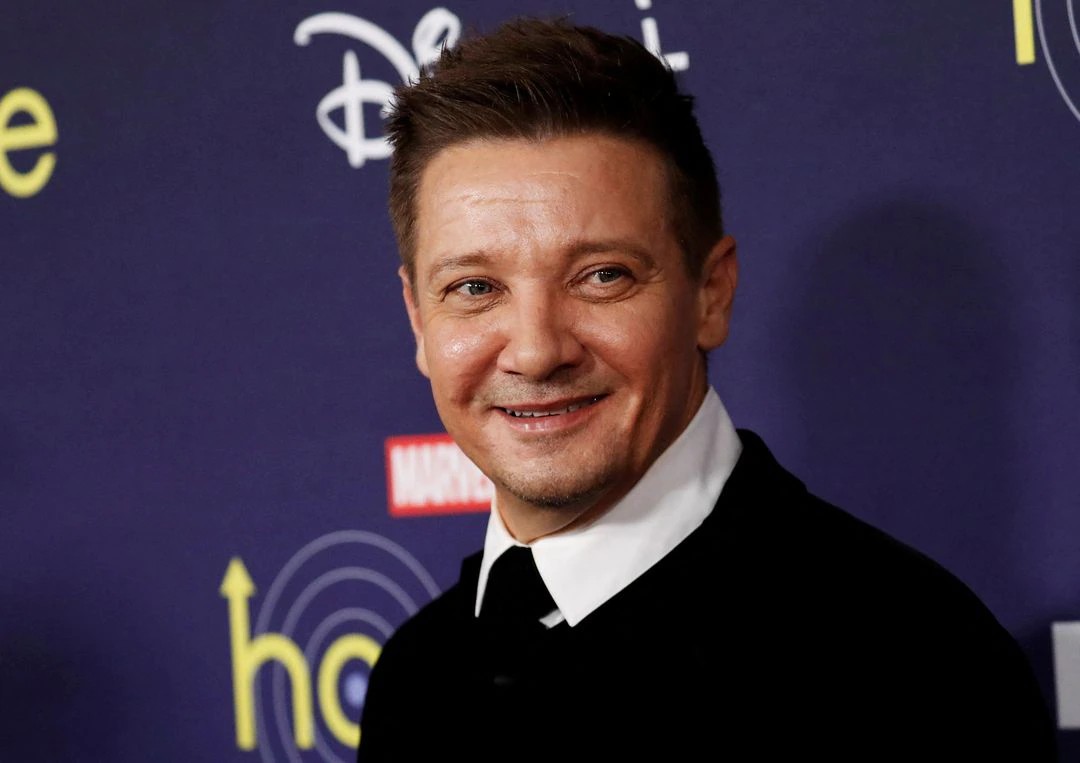 Jeremy Renner Posting Selfie Pertama Setelah Kecelakaan Bajak Salju