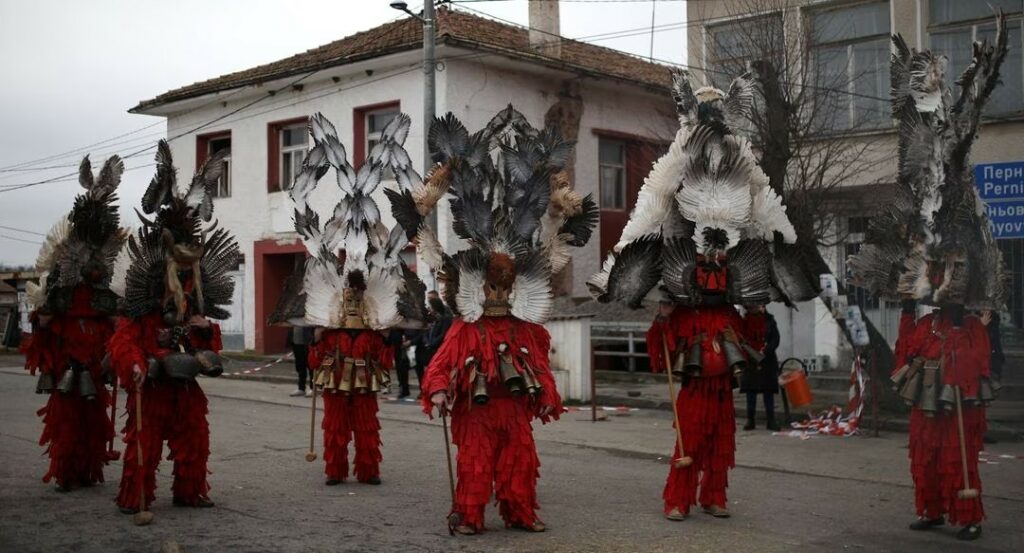 Masyarakat Desa di Bulgaria Usir Roh Jahat dengan Festival Musim Dingin Kuno