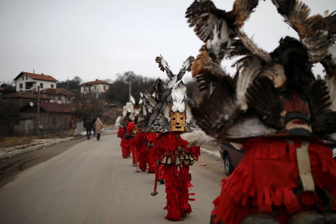 Masyarakat Desa di Bulgaria Usir Roh Jahat dengan Festival Musim Dingin Kuno
