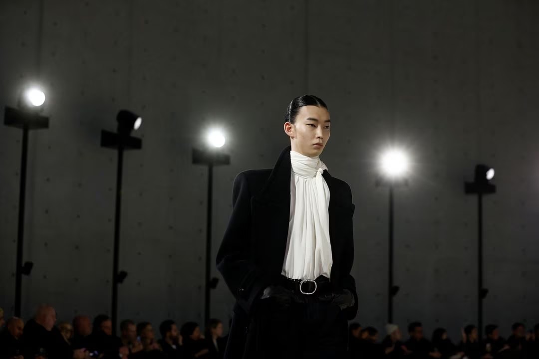 Saint Laurent Membuka Paris Fashion Week dengan Peragaan Apik Pakaian Malam Pria