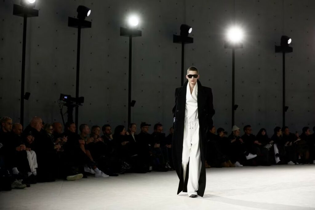 Saint Laurent Membuka Paris Fashion Week dengan Peragaan Apik Pakaian Malam Pria