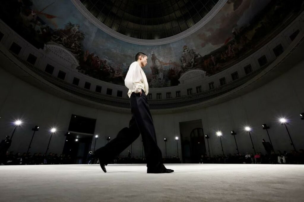 Saint Laurent Membuka Paris Fashion Week dengan Peragaan Apik Pakaian Malam Pria