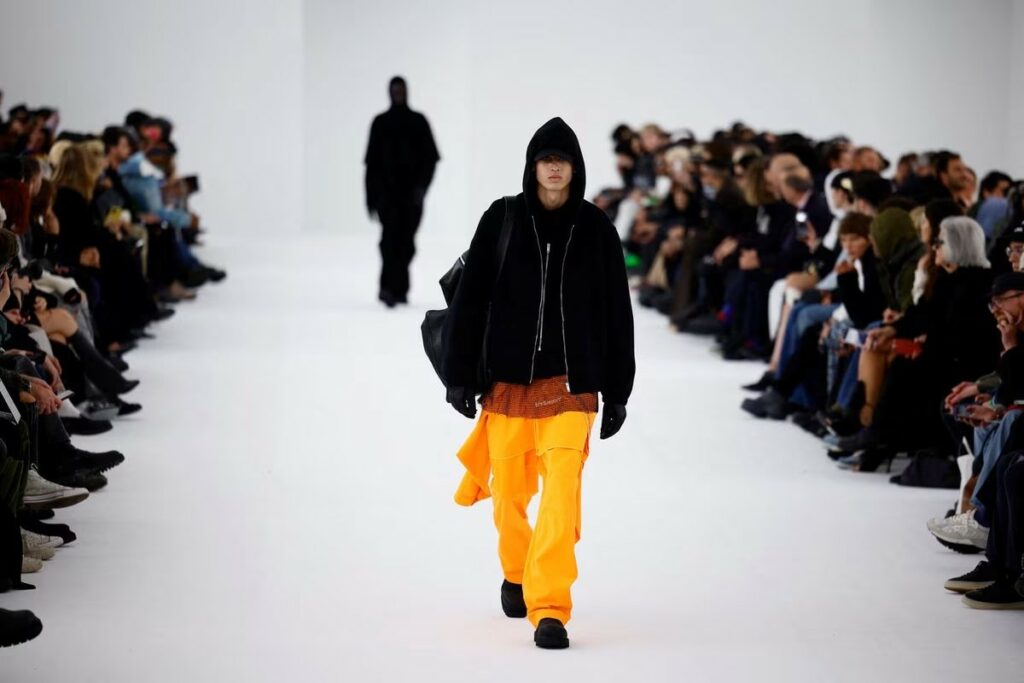 Givenchy Tampilkan Tumpukan Jas dan Hoodies di Paris Fashion Week