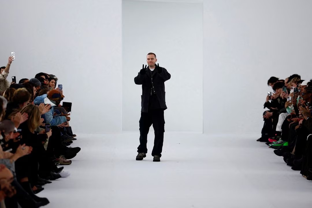 Givenchy Tampilkan Tumpukan Jas dan Hoodies di Paris Fashion Week