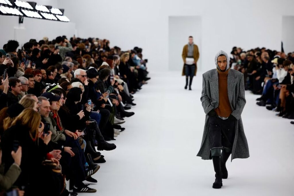 Givenchy Tampilkan Tumpukan Jas dan Hoodies di Paris Fashion Week