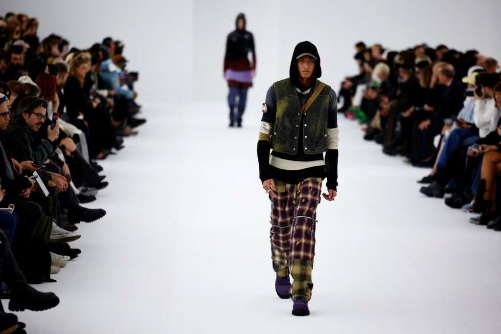 Givenchy Tampilkan Tumpukan Jas dan Hoodies di Paris Fashion Week