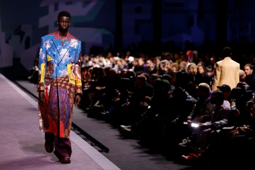 Rosalia Tampil dalam Peragaan Busana Louis Vuitton di Paris Fashion Week