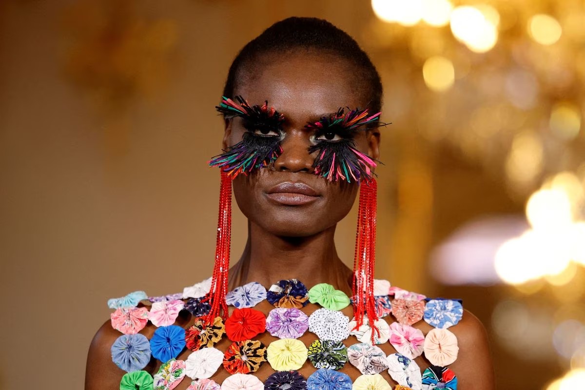 Imane Ayissi Tambahkan Sentuhan Afrika ke Pekan Mode Haute Couture Paris