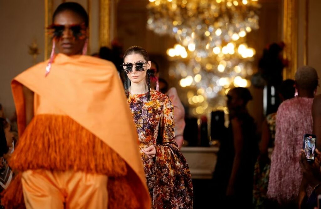 Imane Ayissi Tambahkan Sentuhan Afrika ke Pekan Mode Haute Couture Paris