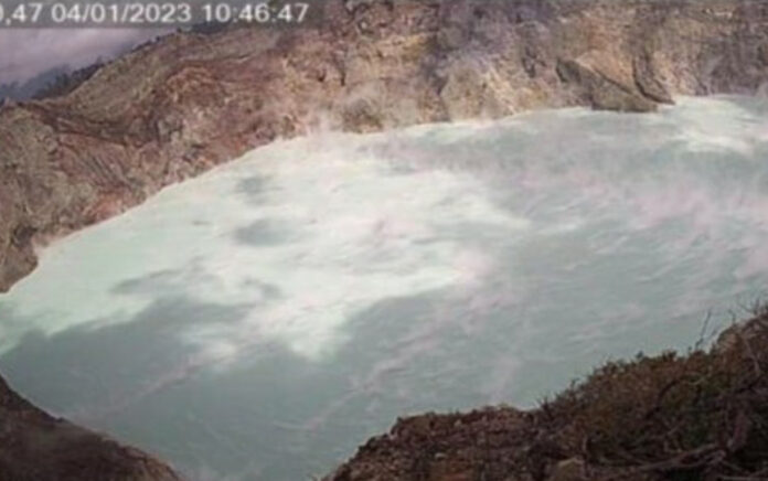 Kawah Ijen Berubah Warna dan Suhu Meningkat, Status Naik Jadi Waspada