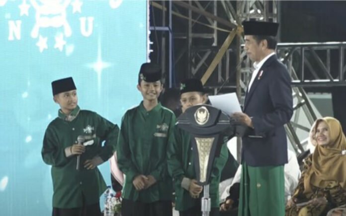 Hadiri Festival Tradisi Islam Nusantara di Banyuwangi, Jokowi Bagi-Bagi Sepeda