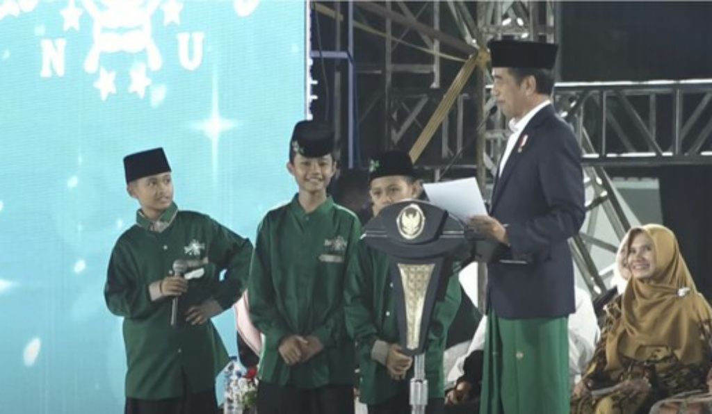 Hadiri Festival Tradisi Islam Nusantara di Banyuwangi, Jokowi Bagi-Bagi Sepeda